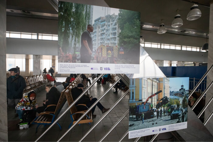 На столичному залізничному вокзалі відкрилася фотовиставка «Київ – нескорене серце Європи».