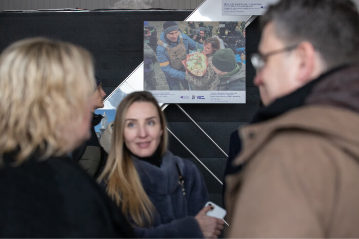 На столичному залізничному вокзалі відкрилася фотовиставка «Київ – нескорене серце Європи».