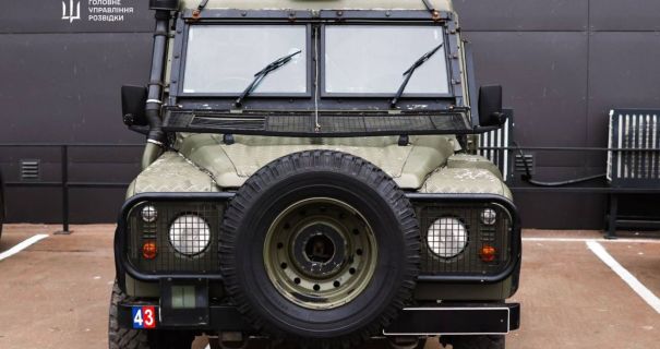  Британці передали Україні броньоване авто, яке випробували на трасі “Формули-1”