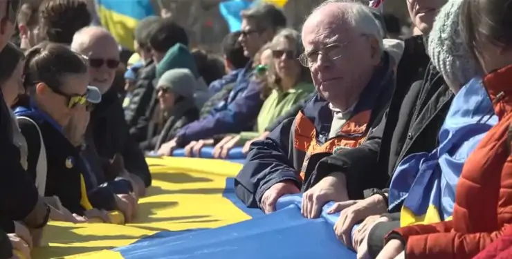  Величезний прапор України біля Білого дому: тисячі людей закликають до продовження підтримки