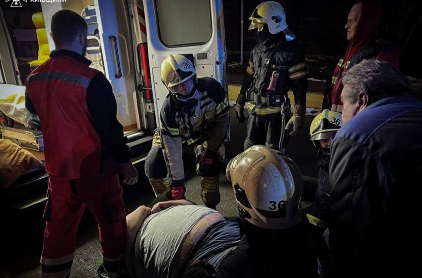  Рятувальники допомогли чоловіку з вагою понад 250 кг у Київській області