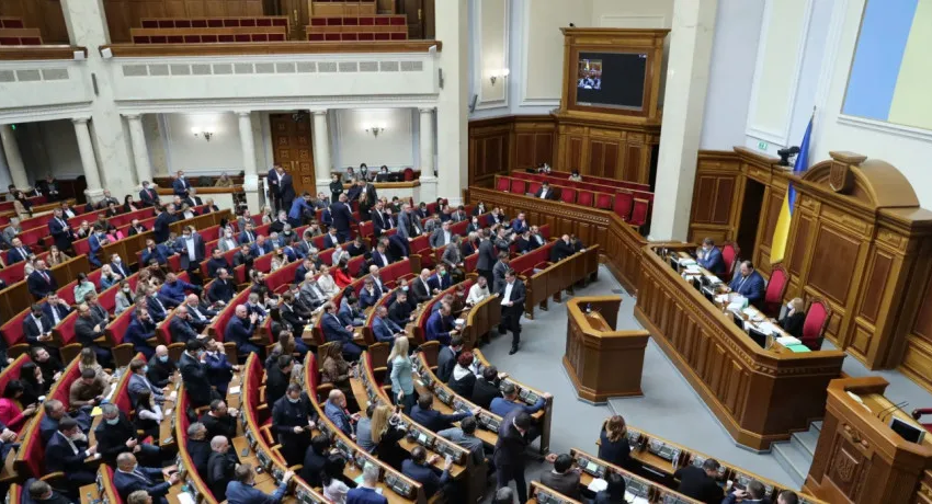  El Parlamento ucraniano amplía la ley marcial y la movilización hasta agosto de 2025