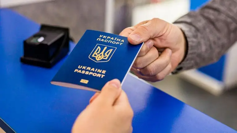  Як чоловікам за кордоном отримати паспорт України: нові правила від МВС